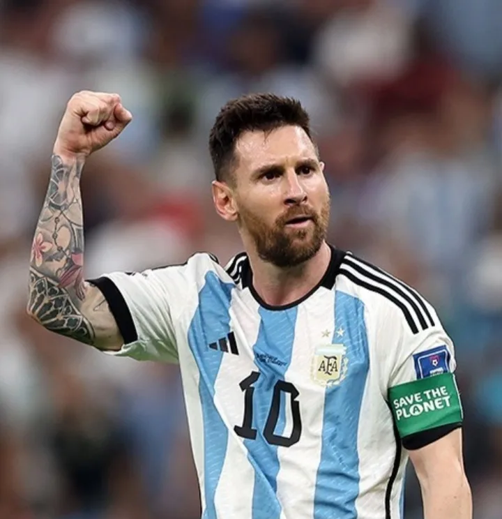 Lionel Messi playing for Argentina at the 2022 FIFA World Cup