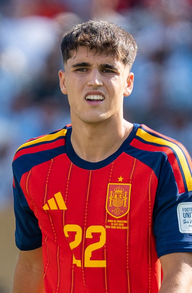 Pau Cubarsí football portrait